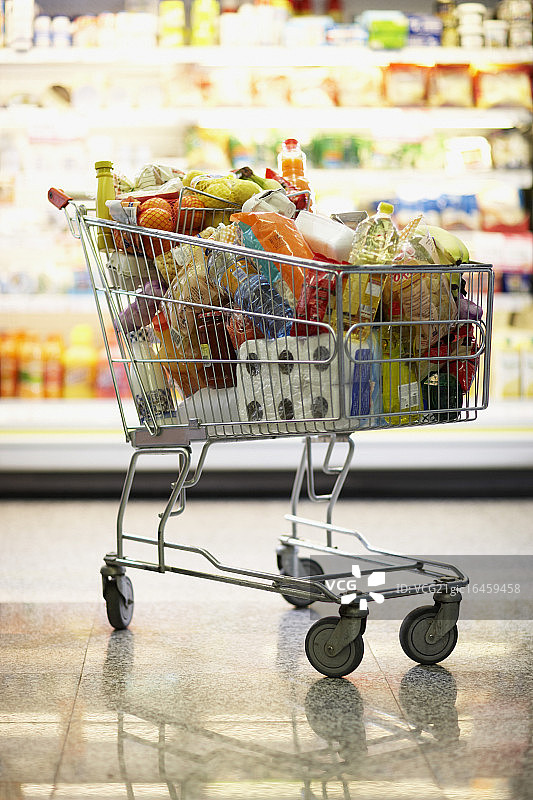 杂货店里的购物车图片素材