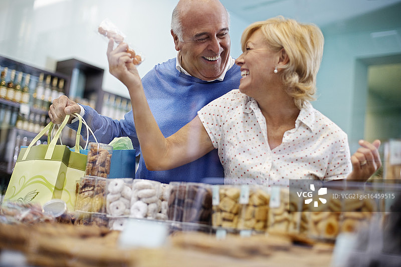 老年夫妇在熟食店购物图片素材
