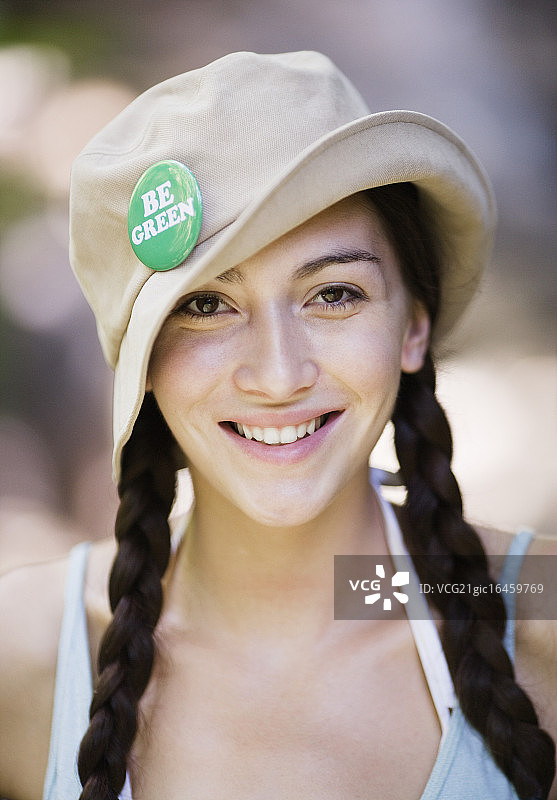 佩戴信息徽章的环保主义者图片素材