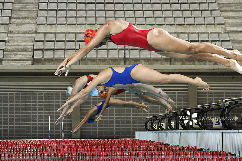 跳入泳池的游泳者图片素材