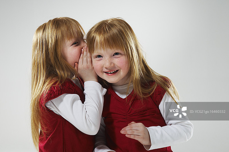 双胞胎姐妹分享秘密图片素材