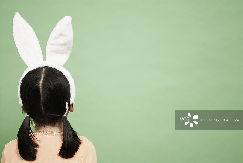 戴兔耳朵的女孩图片素材