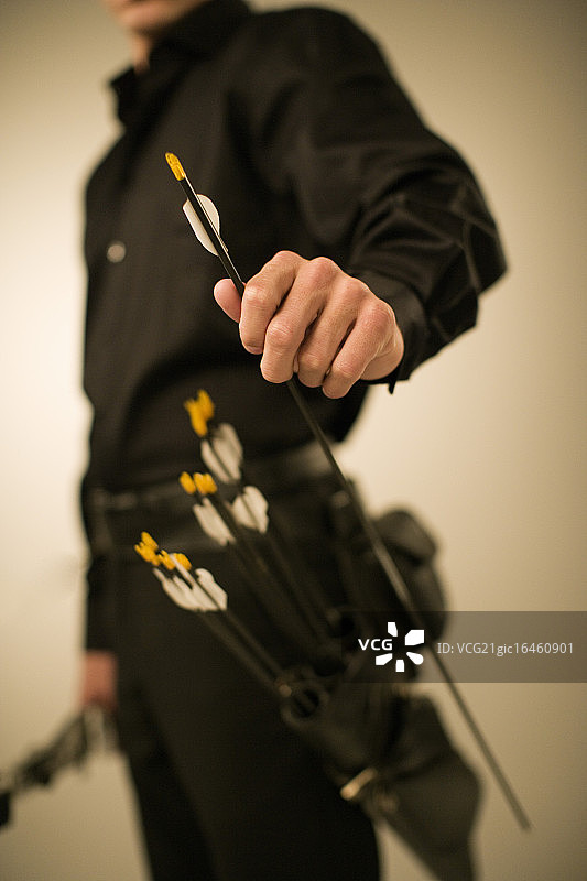 选择箭筒中箭的商人图片素材