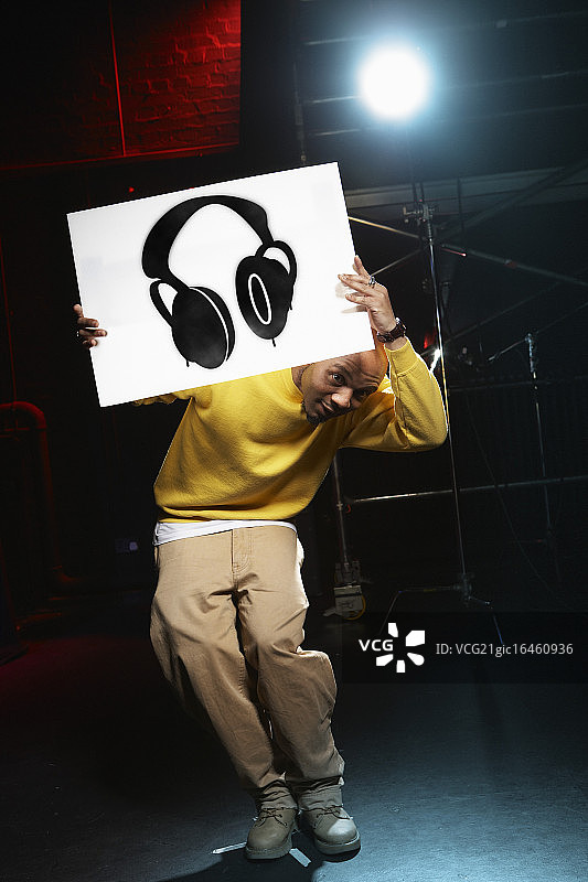 男人拿着耳机标志图片素材