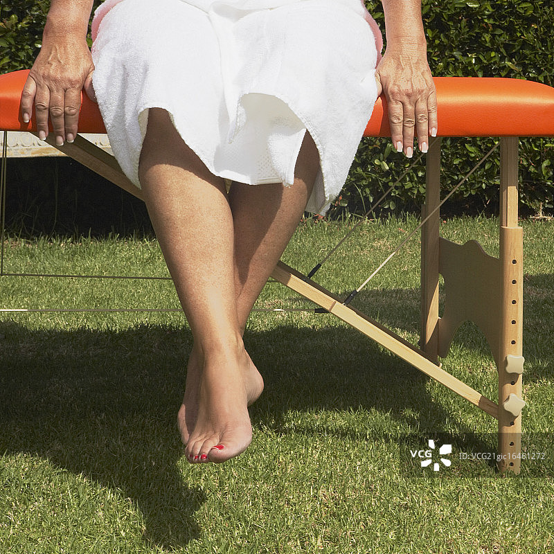 坐在按摩床上的女人图片素材