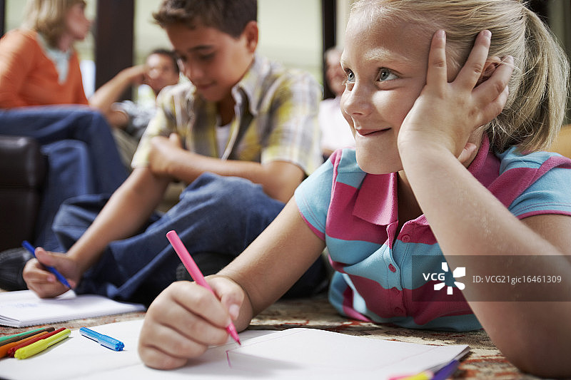 女孩用彩色笔绘画图片素材