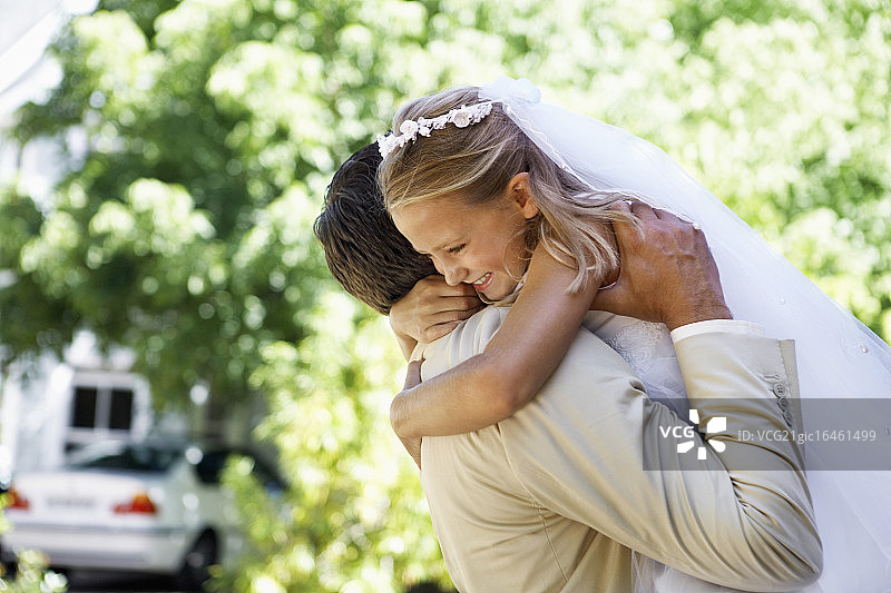 父亲拥抱女儿图片素材