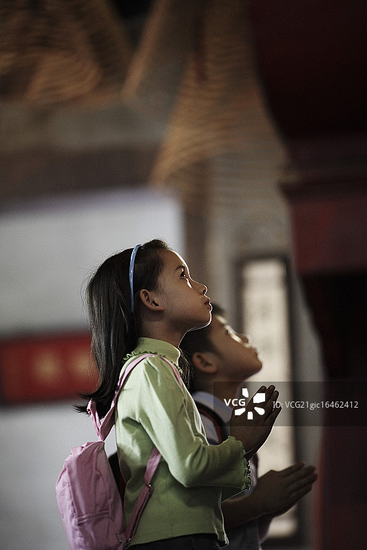 男孩和女孩在寺庙祈祷图片素材