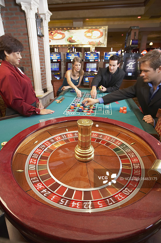 人们在赌场玩轮盘游戏图片素材