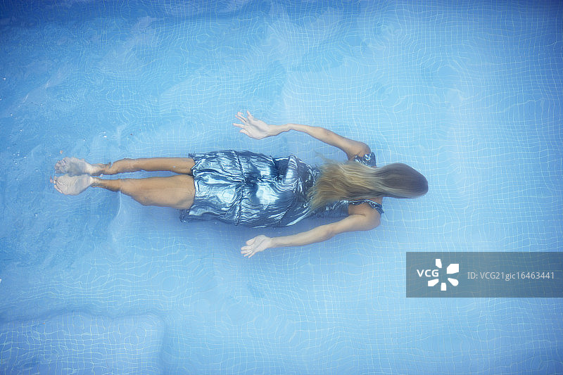 水下游泳的女人图片素材