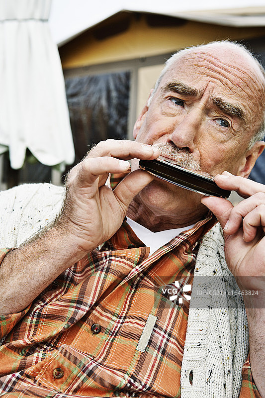 男人吹口琴图片素材