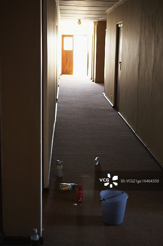 酒店走廊中的清洁剂图片素材