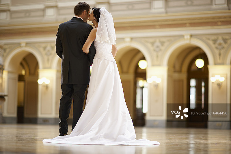 婚礼上的新娘和新郎图片素材