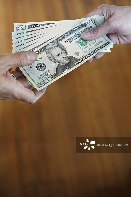 拿着钱的男人们图片素材