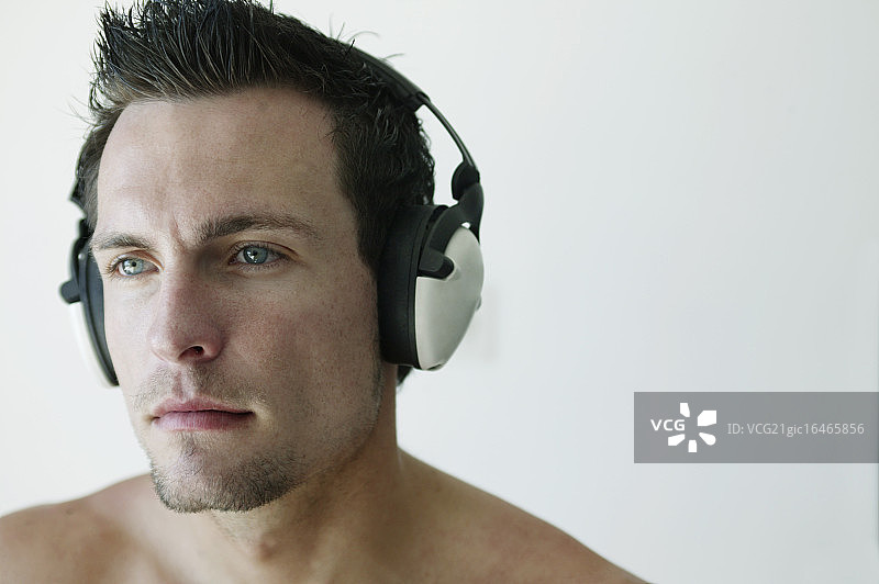 戴耳机的男人图片素材