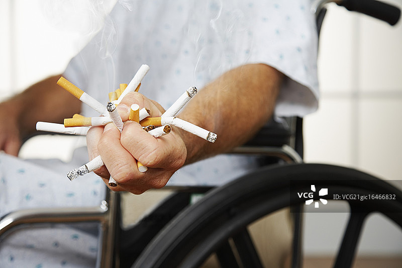 病人压碎香烟图片素材