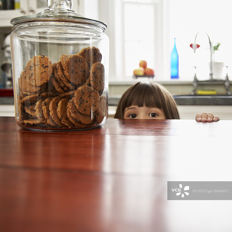 在柜台上方向外观看的女孩图片素材