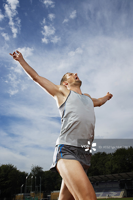男人庆祝胜利图片素材