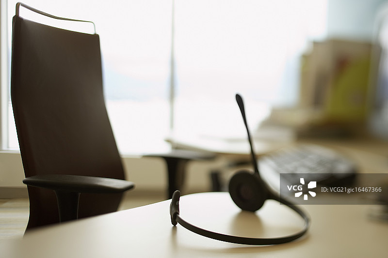 带耳机的空工作站图片素材
