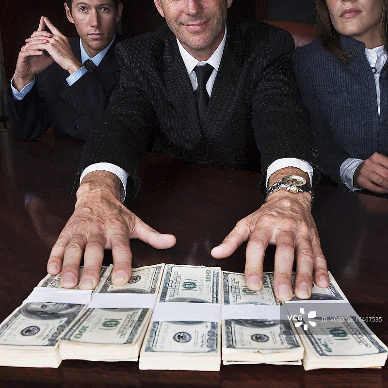 商人递美元图片素材