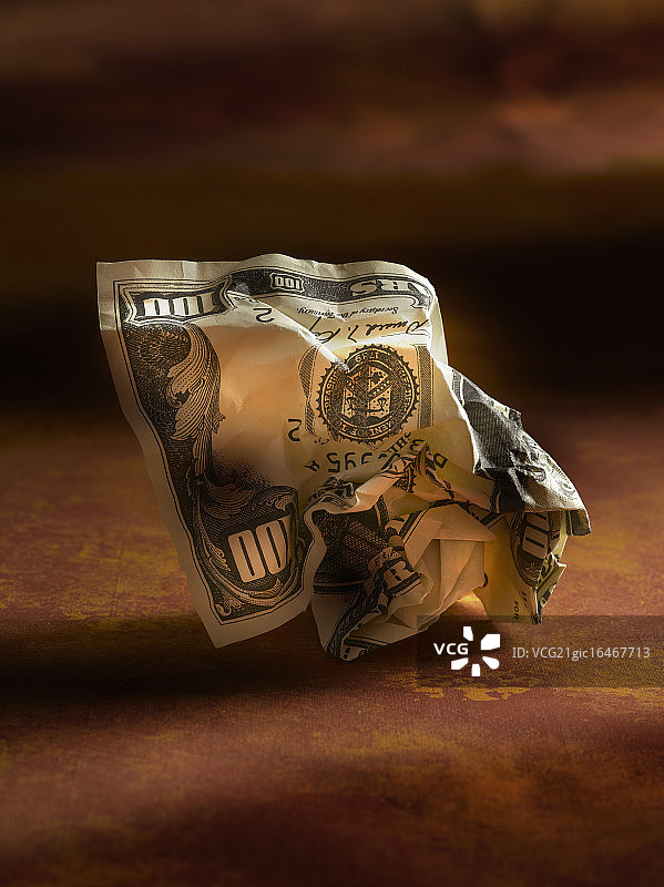 皱巴巴的百元美钞图片素材