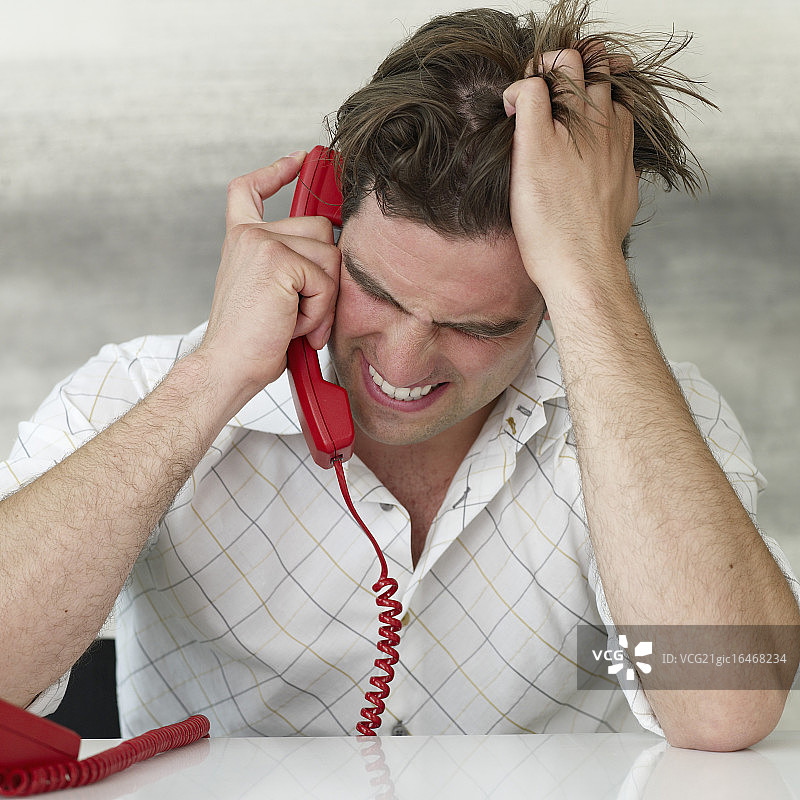 愤怒的男人在打电话图片素材