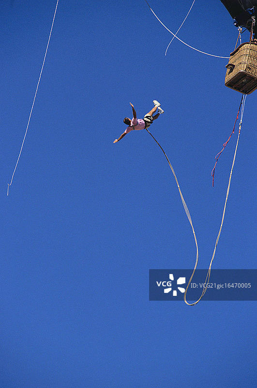 男人从热气球上进行蹦极跳图片素材