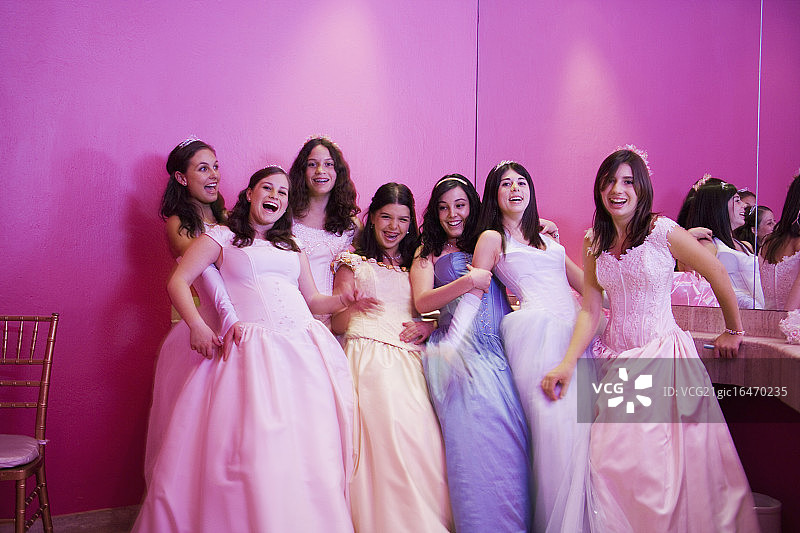 女孩们在成人礼派对的洗手间里嬉戏打闹图片素材