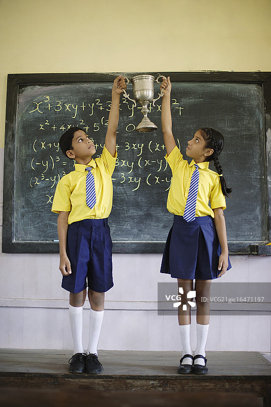 孩子们举着奖杯图片素材
