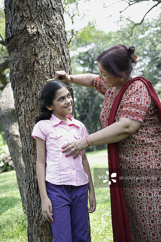 奶奶量女孩身高图片素材