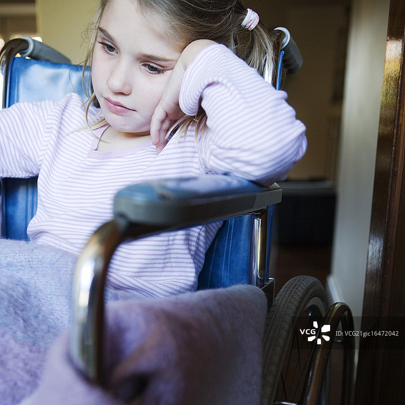 坐在轮椅上的女孩图片素材