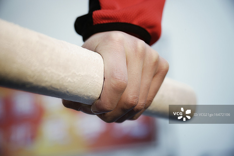 年轻男人练习双杠图片素材