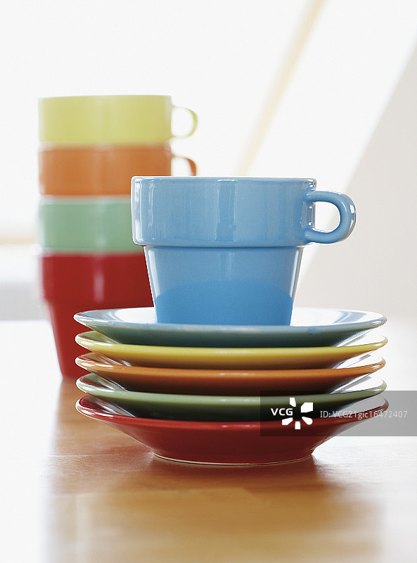成堆的杯子和茶托图片素材