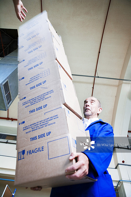 辛勤劳作的仓库工人图片素材