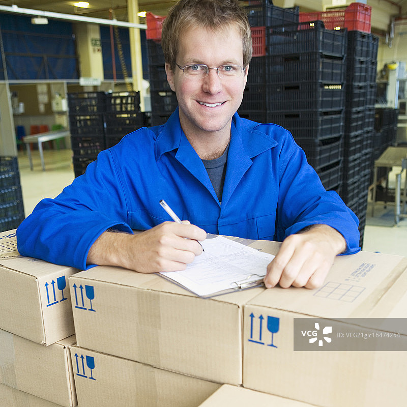 仓库工人签署文件图片素材
