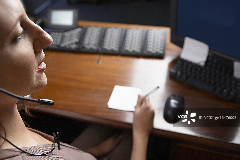 在前台接电话的女人图片素材