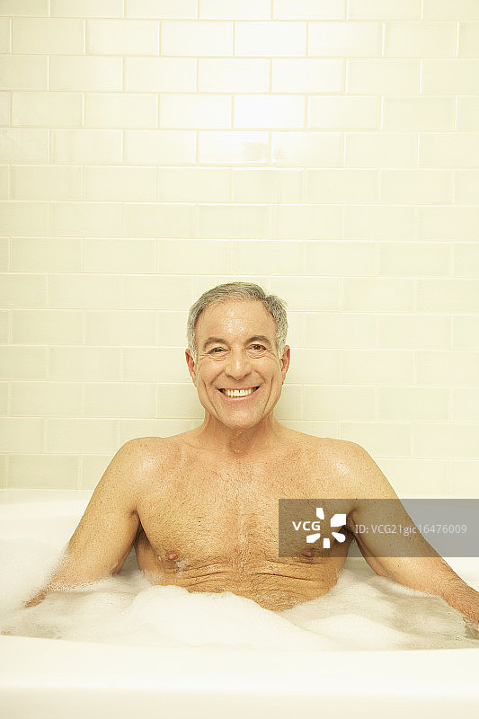 在浴缸里的年长男人图片素材
