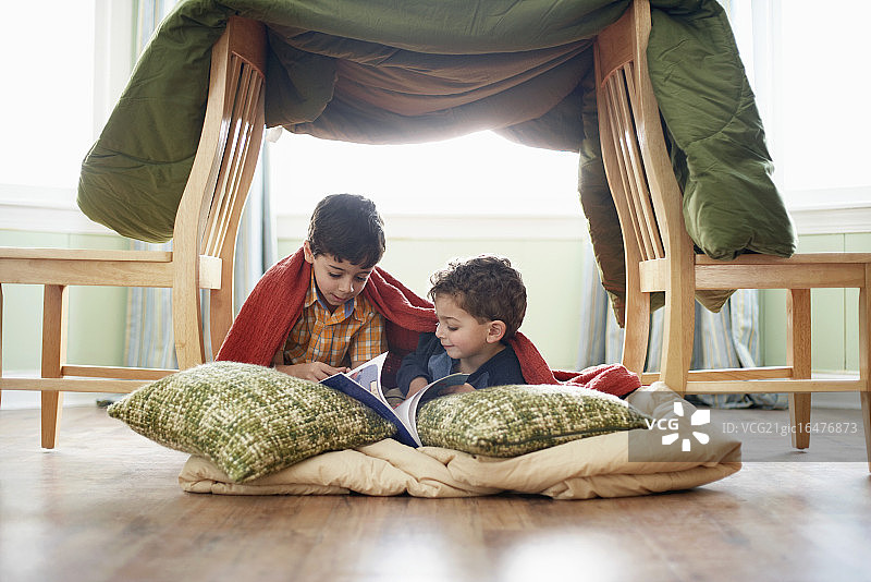 孩子们在自制堡垒下玩耍图片素材