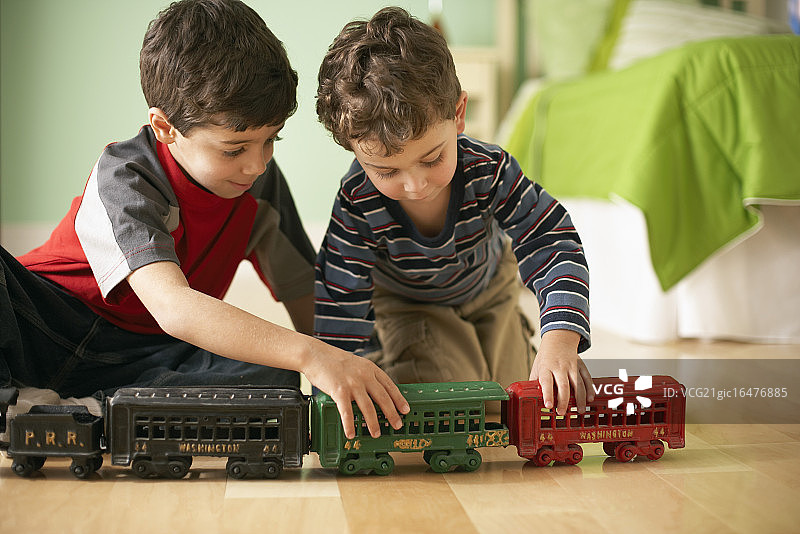 玩玩具火车的小男孩们图片素材