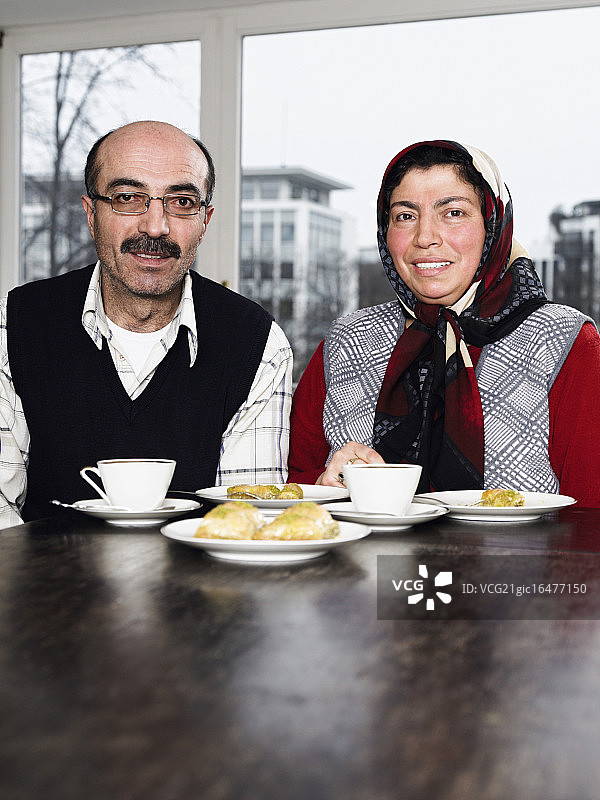 中年土耳其夫妇坐在桌旁图片素材