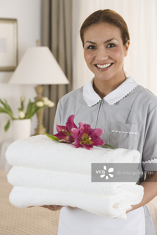 女保洁员拿着带花的毛巾图片素材