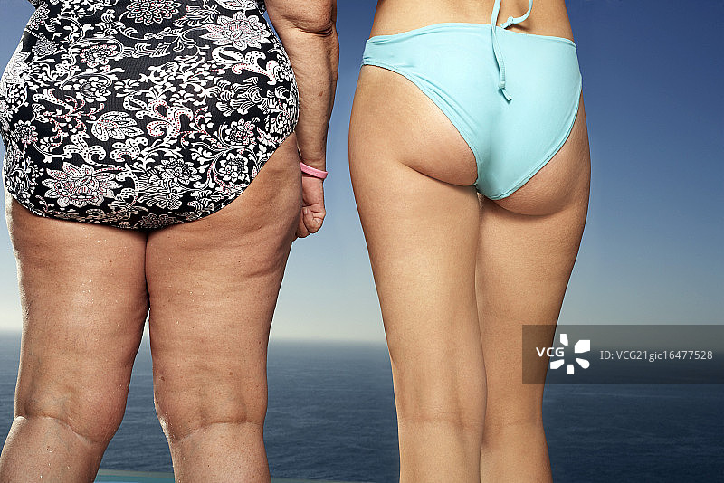 身穿泳衣的两个女人图片素材