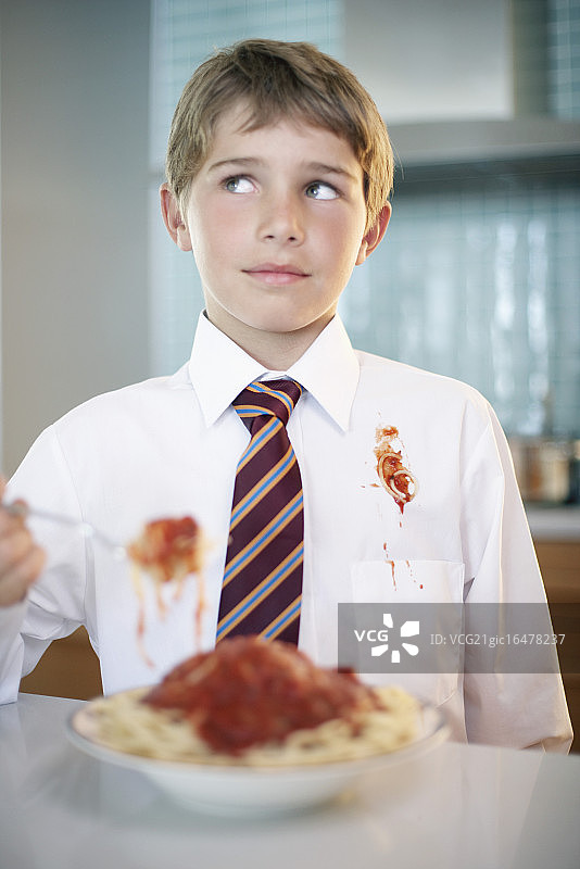 男孩制造混乱图片素材