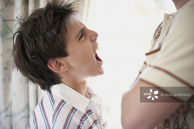 向父亲喊叫的男孩图片素材