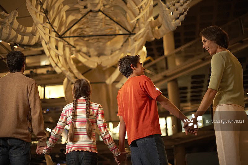 一家人参观博物馆展览图片素材