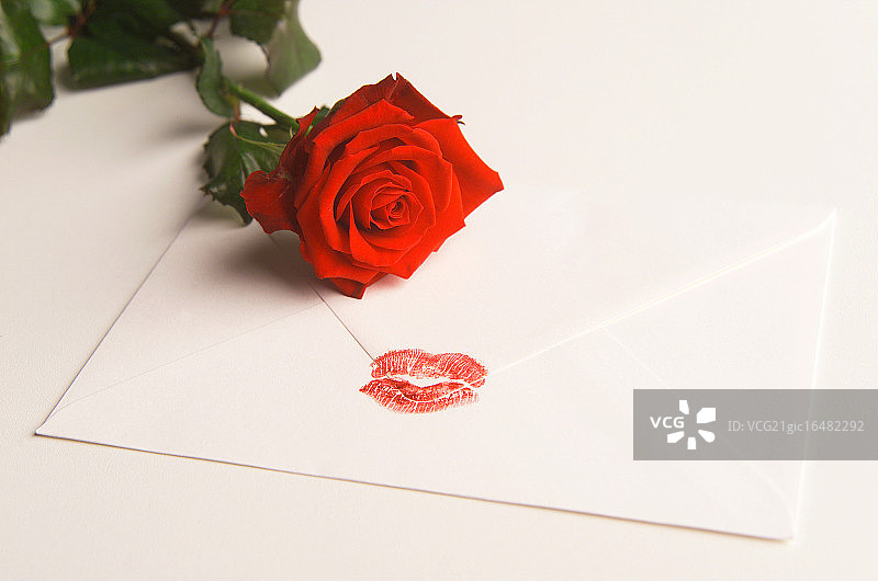带有口红印和红玫瑰的信封图片素材