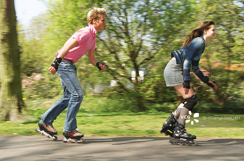 两名直排轮滑者图片素材