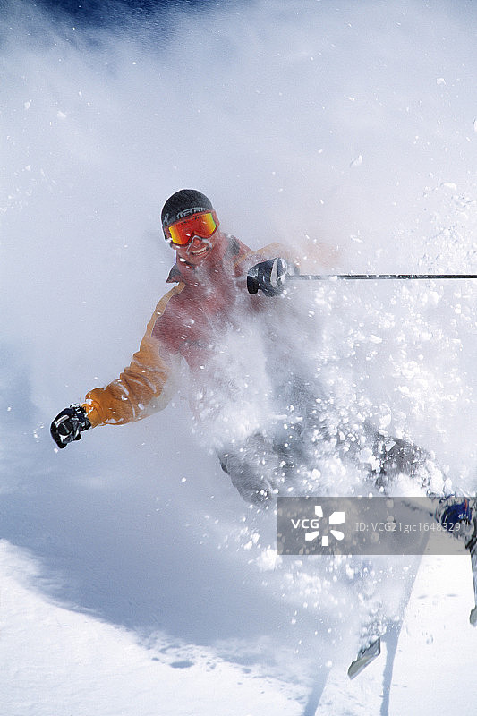 滑雪下坡的人图片素材