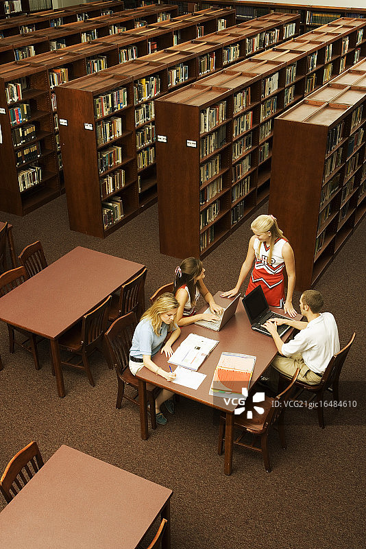 学生在图书馆学习小组图片素材