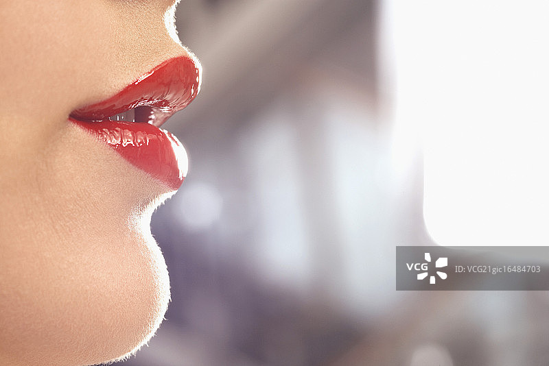 涂着红色口红的年轻女人图片素材